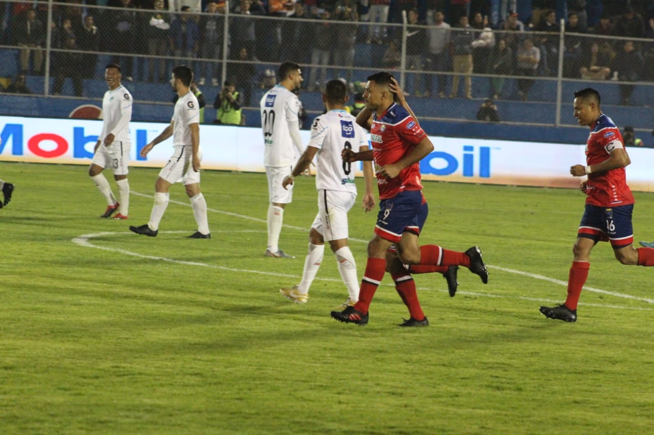 Resultado Xelajú vs Comunicaciones, gol Mario Castellanos