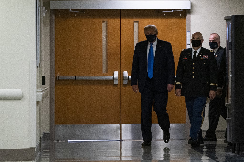 Donald Trump usando mascarilla en un hospital en Washington