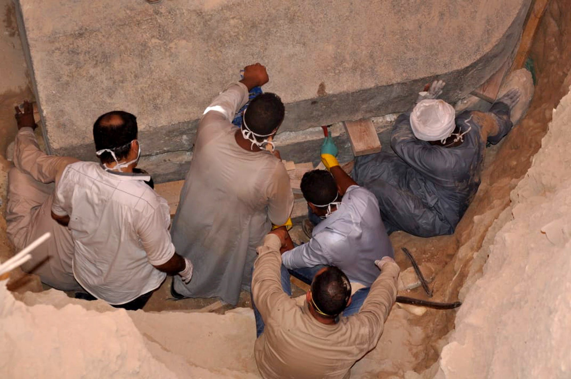 Ingenieros del ejército egipcio al momento de abrir el sarcófago.