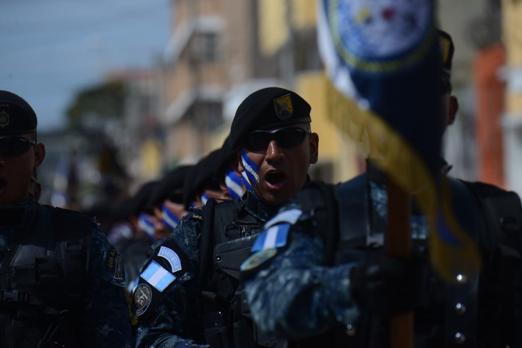 Policía Nacional Civil conmemora sus 22 años de servicio con un desfile de honor