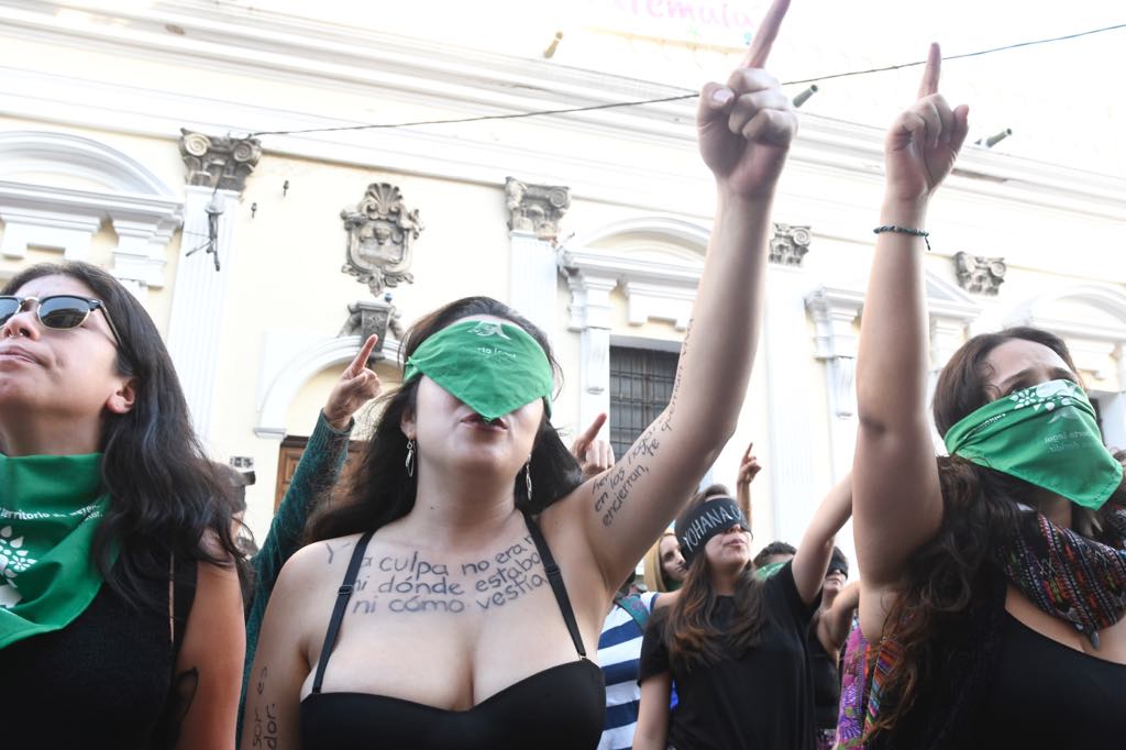 Guatemaltecas participan en acto feminista un violador en tu camino