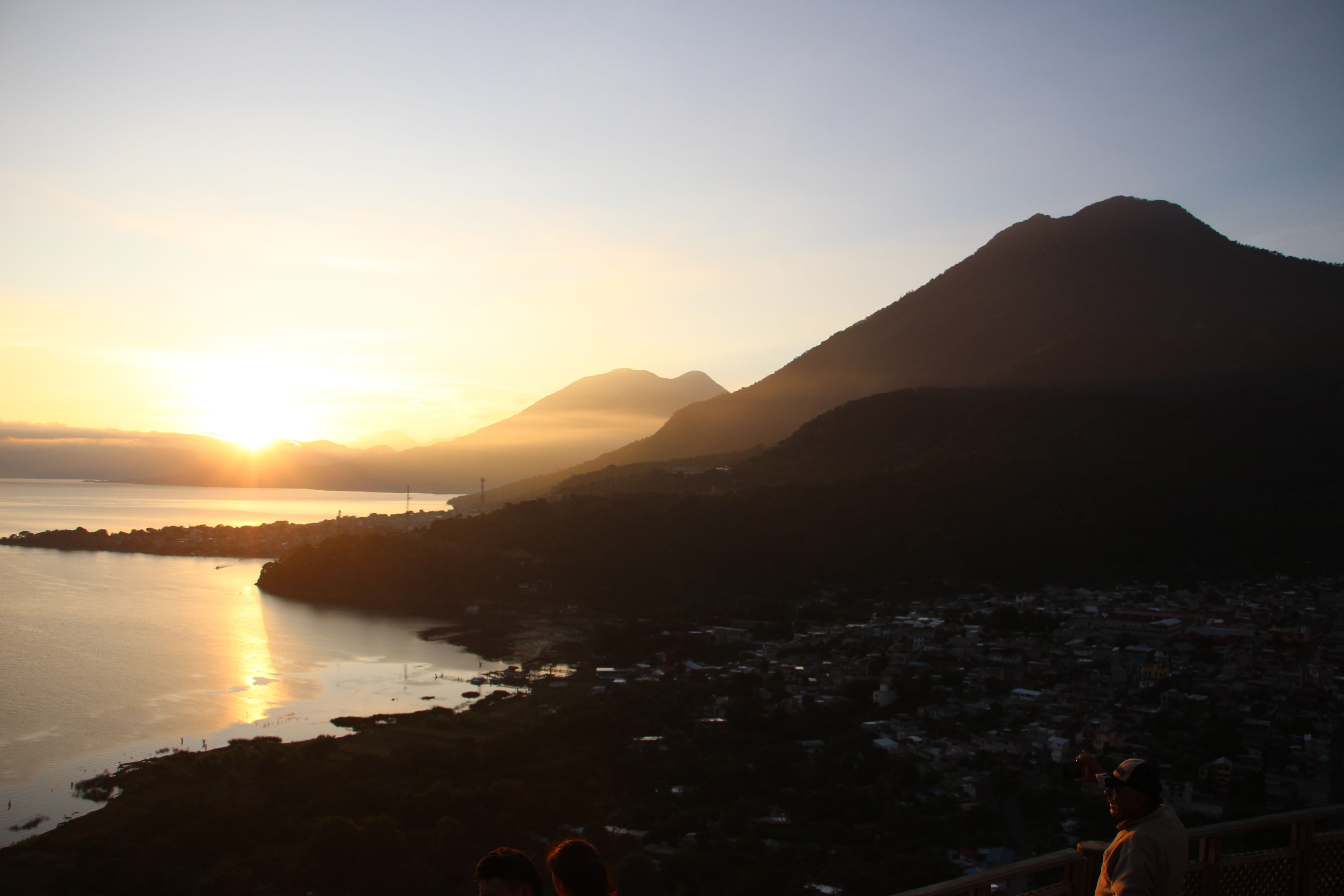  Locales y turistas disfrutan ver el amanecer desde el mirador cerro Kaqasiiwaan.