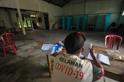 Indonesios que infringen cuarentena son encerrados en "casa embrujada"