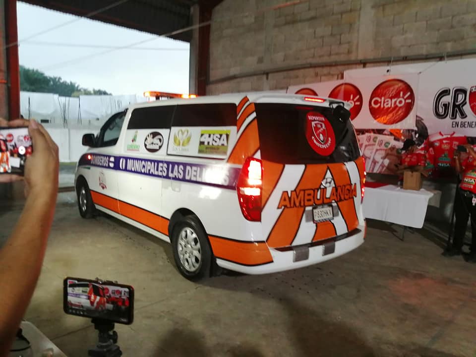 Coatepecano IB dona ambulancia