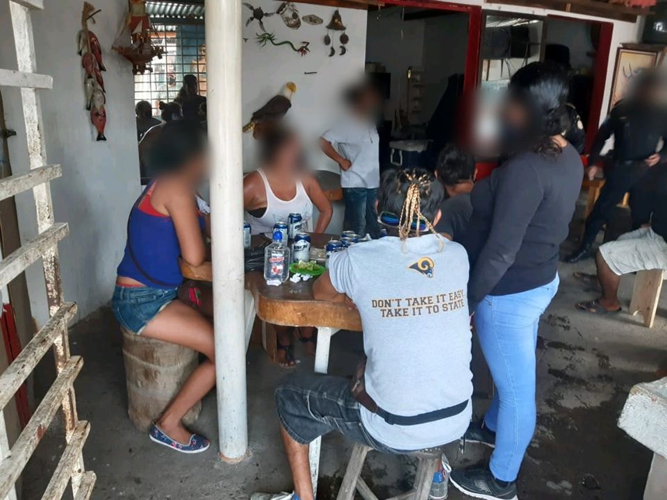 capturan a 10 personas por participar en fiesta clandestina en Escuintla