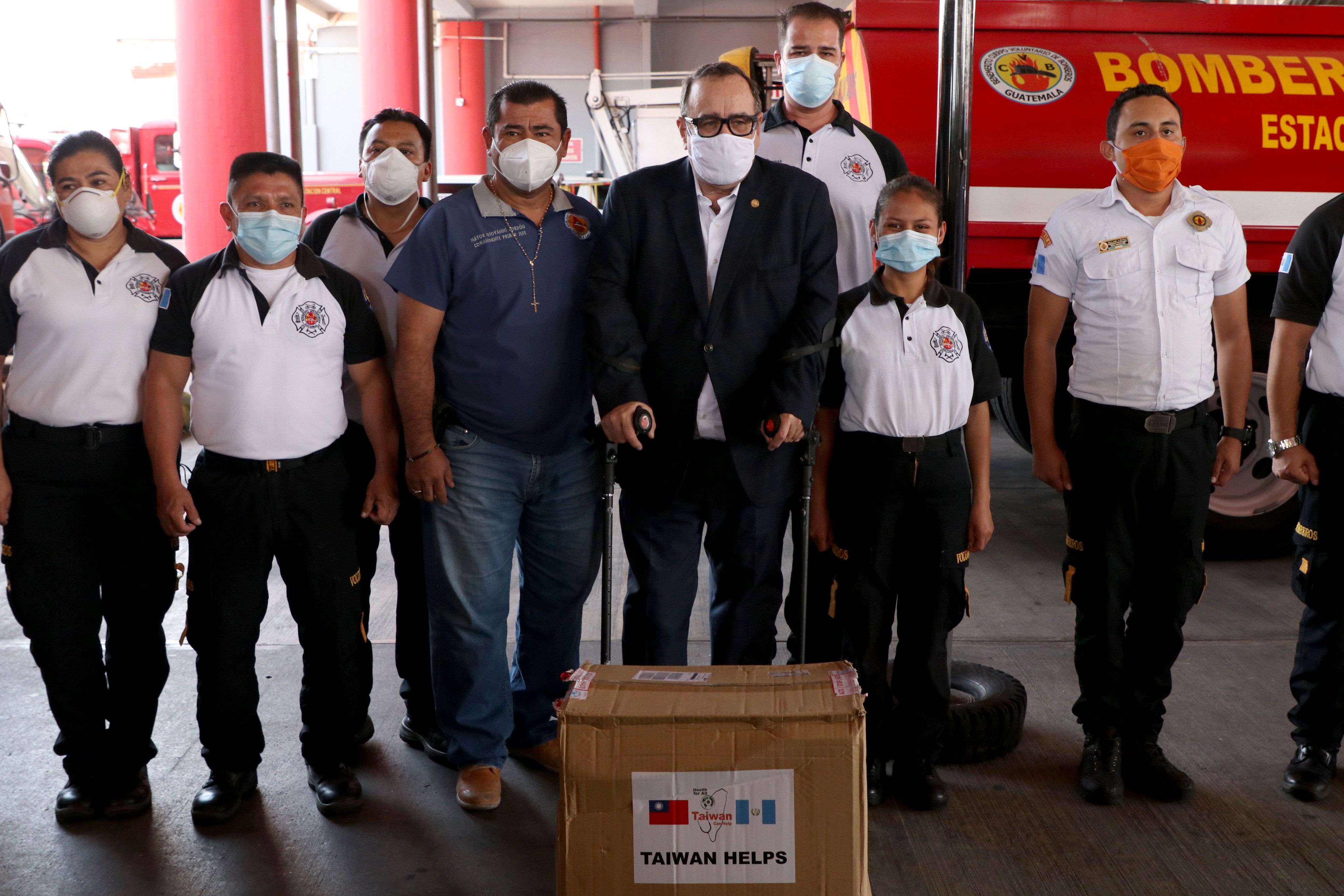 Presidente Alejandro Giammattei entrega mascarillas a bomberos Voluntarios