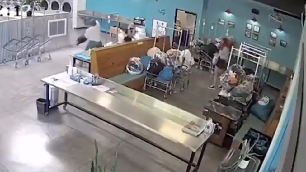 Hombre ataca con una sierra en lavandería de Portland