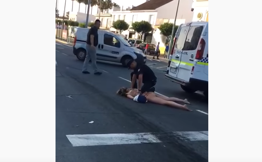 Mujer provoca accidente de tránsito y se pone a bailar en bikini