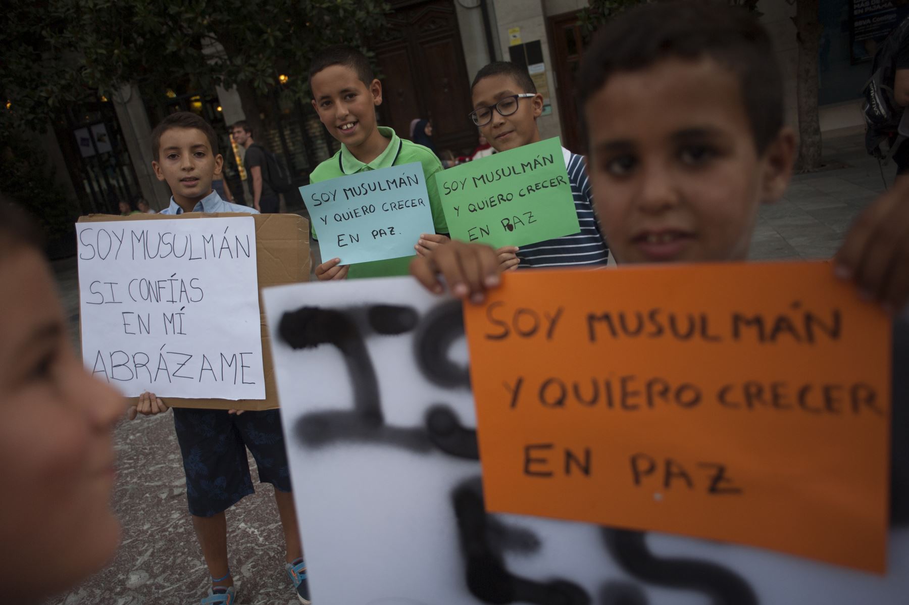 Musulmanes manifiestan en España contra el terrorismo tras ataques