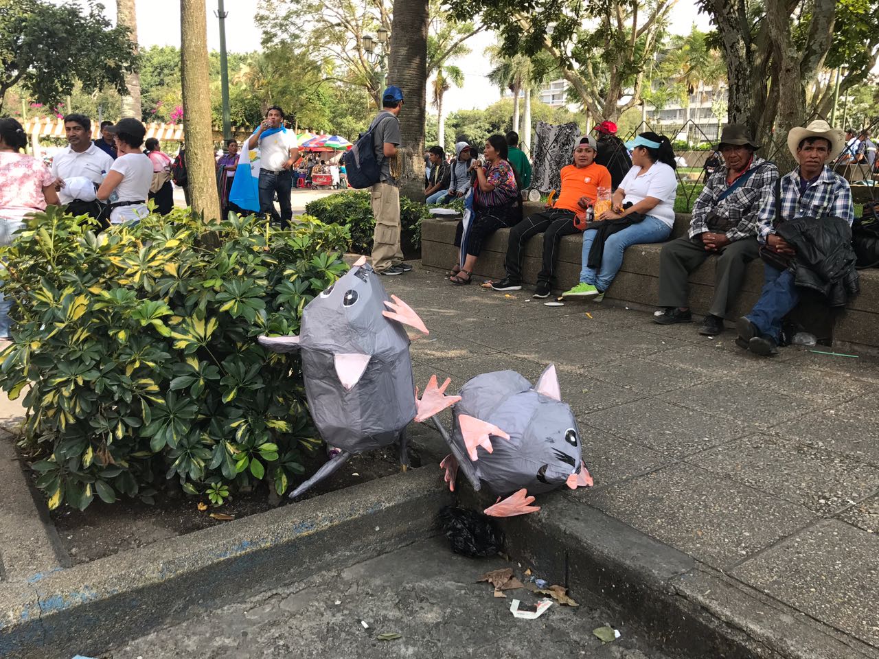 Manifestantes reflejan la impunidad en piñatas de ratas