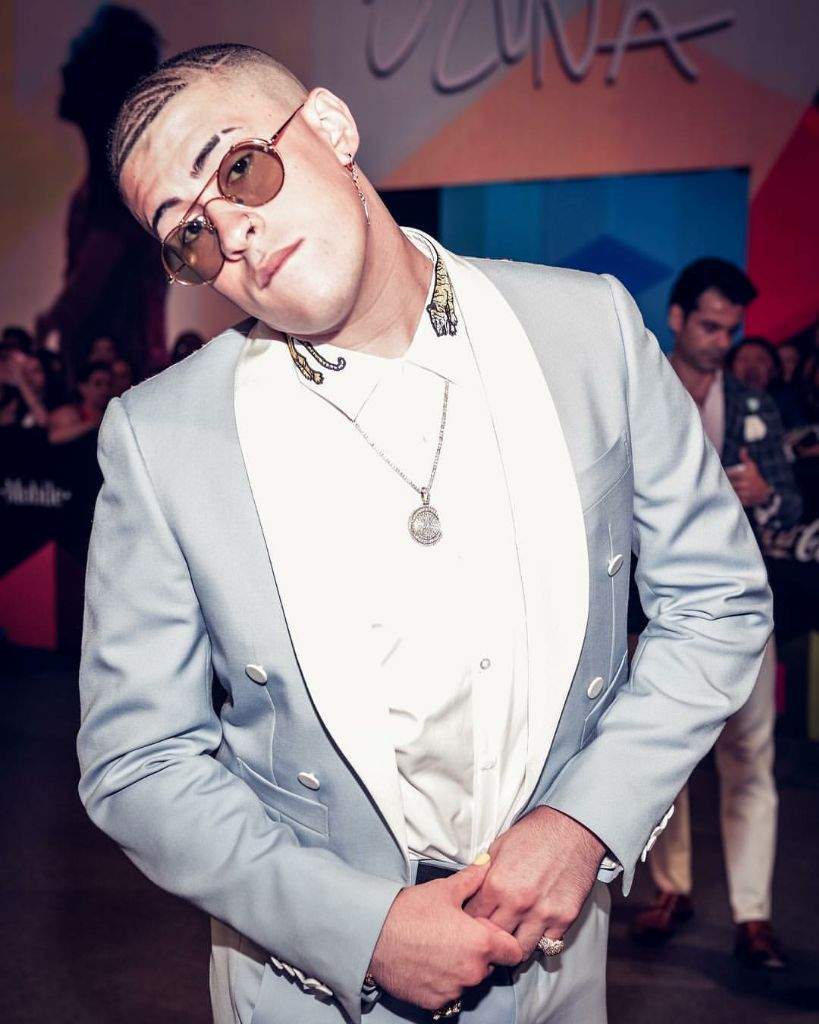 Emisoras Unidas Video Bad Bunny Sufre Aparatosa Caída En Concierto 