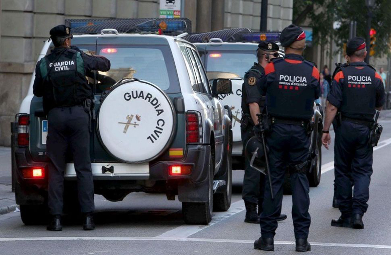 Guardia Civil española registra sede central de policía catalana