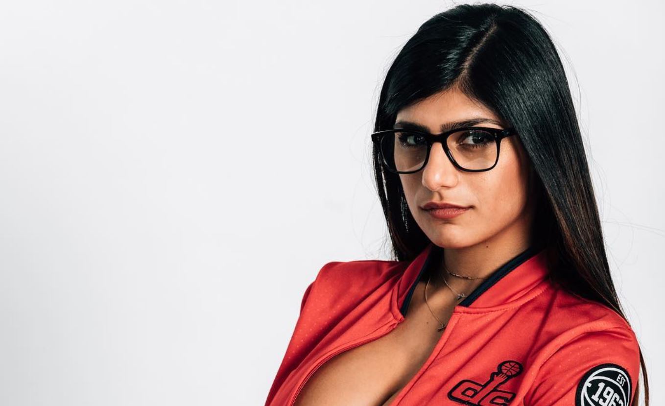 Mia Khalifa Luce Sus Atributos En Su Sensual Vestido De Novia ¿dará El Sí