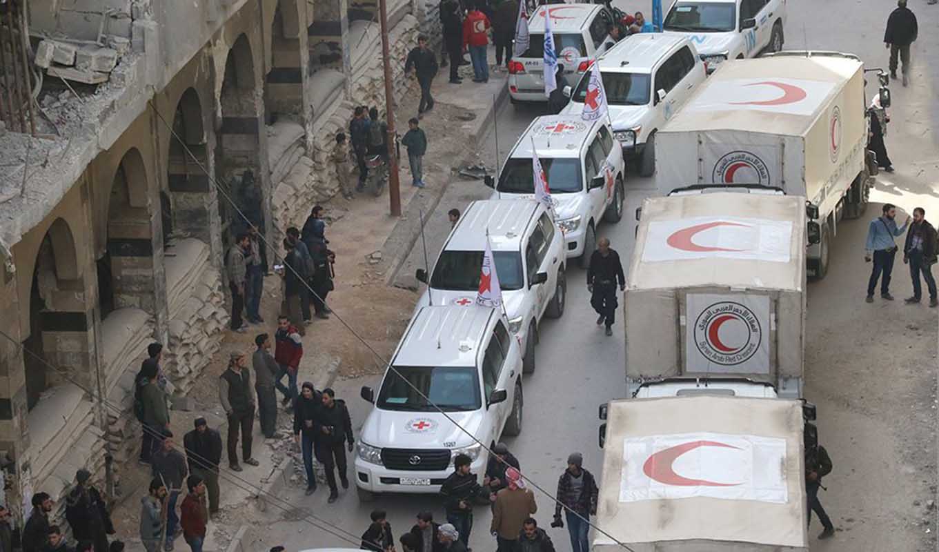 Un convoy de ayuda entra en Guta y miles de civiles huyen de este enclave sirio