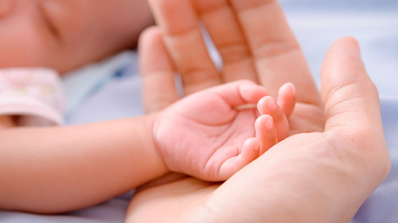 Acariciar a un bebé antes de procedimiento médico tiene potencial analgésico