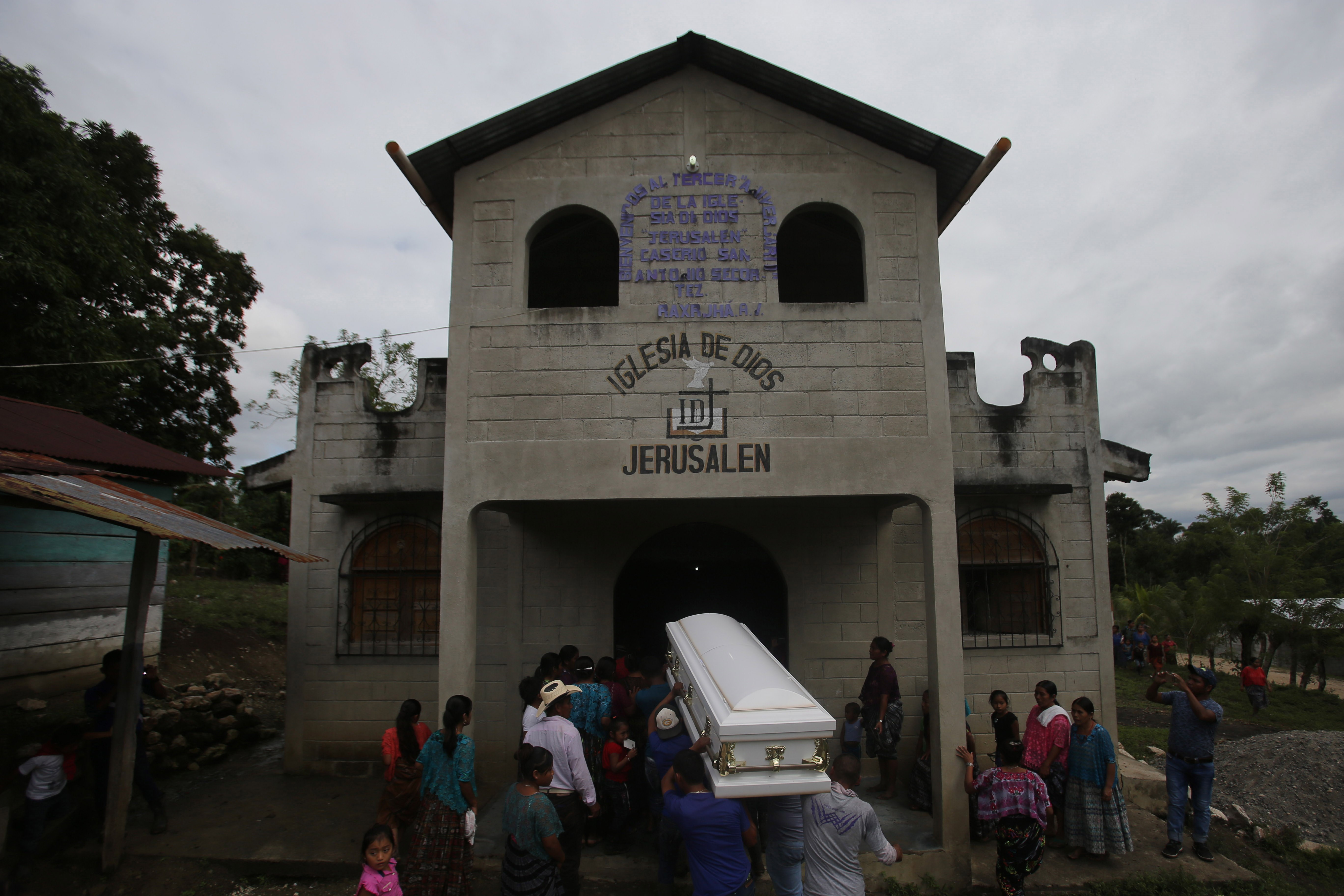 Niños guatemaltecos mueren bajo la custodia de migración