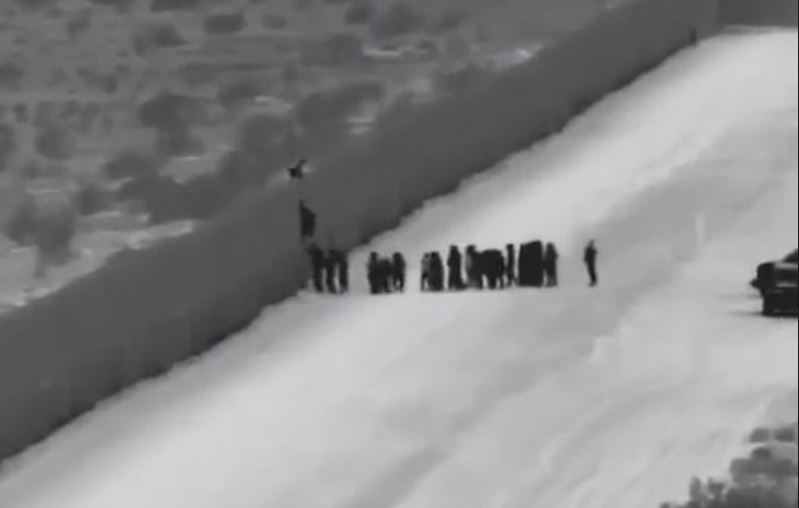 Patrulla Fronteriza de EEUU capta en video a 118 migrantes saltando el muro