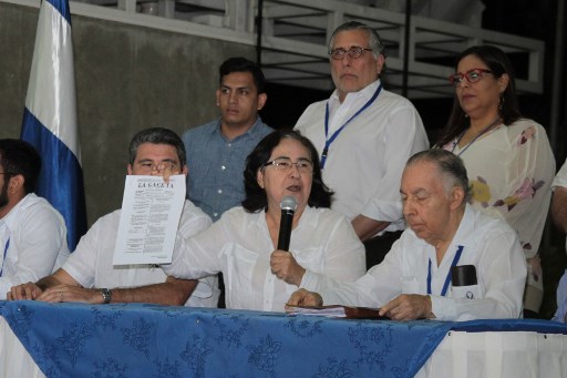La delegada opositora Azahálea Solís habla en conferencia de prensa. Foto: AFP