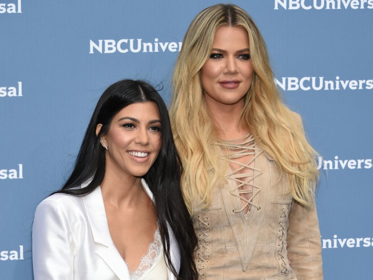 Emisoras Unidas Mira Las Extravagantes Vacaciones Y Sensuales Bikinis De Las Hermanas Kardashian 