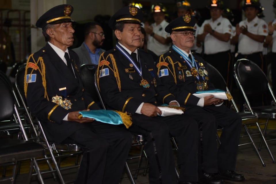 Bomberos reciben reconocimiento por más de 40 años de servicio