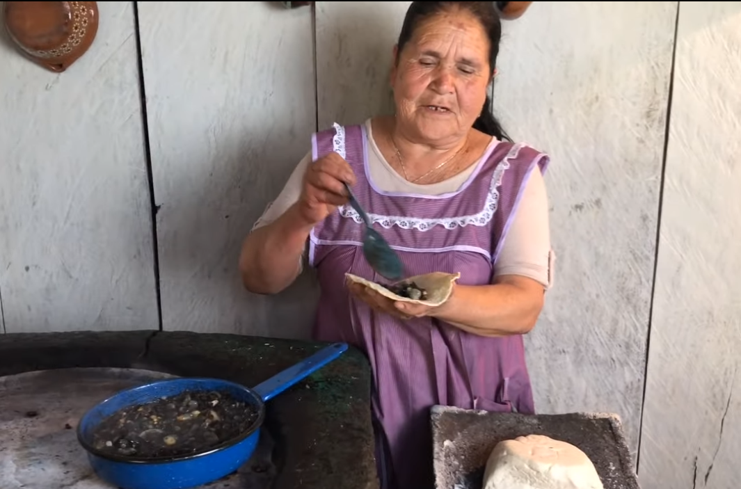Abuelita youtuber enseña a cocinar comida típica