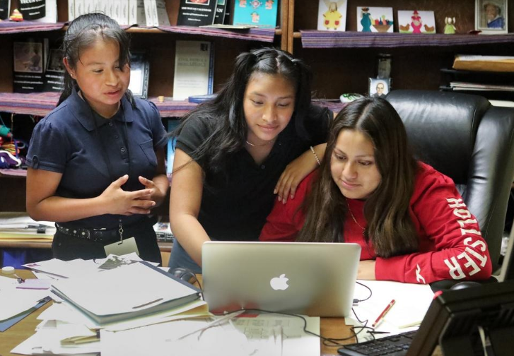 Conozca a las adolescentes guatemaltecas traductoras de idiomas mayas en EE.UU.