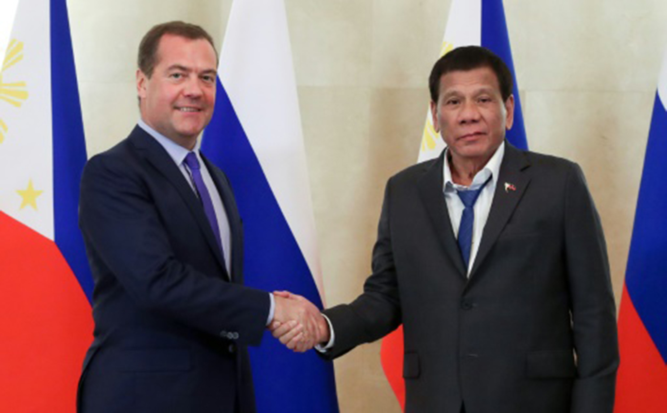 El presidente filipino y su corbata suelta hacen reír a internet en Rusia