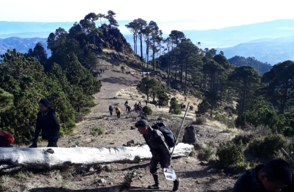 Socorristas reanudan tarea para apagar incendio en volcán Tajumulco