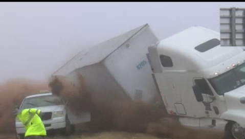 VIDEO: Tráiler aplasta un vehículo de la policía en una carretera con niebla