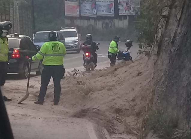 Derrumbe en Boca del Monte deja a un motorista herido y complica tránsito