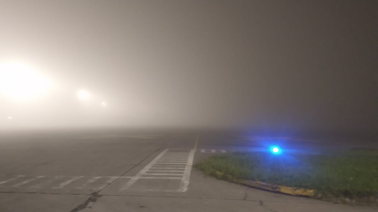 niebla sobre el aeropuerto