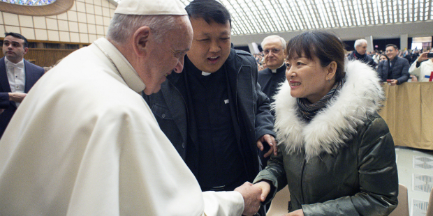 El Papa Francisco encontró a la mujer que le jaló la mano en enero