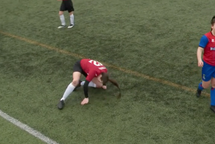 Futbolista se disloca la rodilla y a golpes la reacomoda para seguir jugando