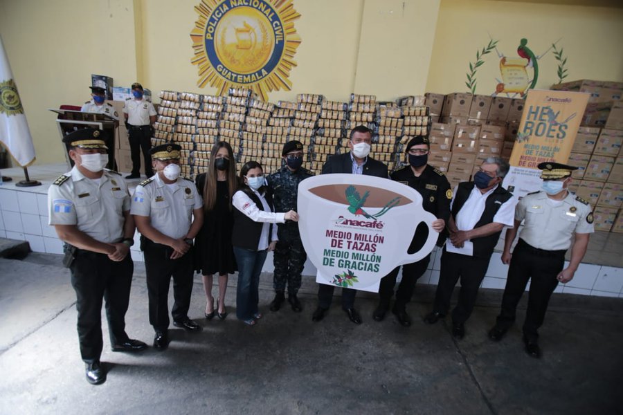 Anacafé dona medio millón de tazas de café para agente de la PNC