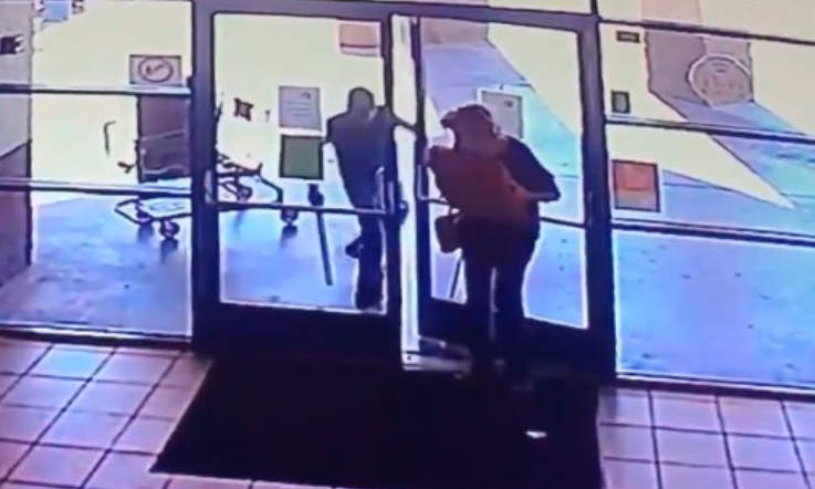 Hombre ataca brutalmente con un tubo a mujer de 77 años para robarle una pizza