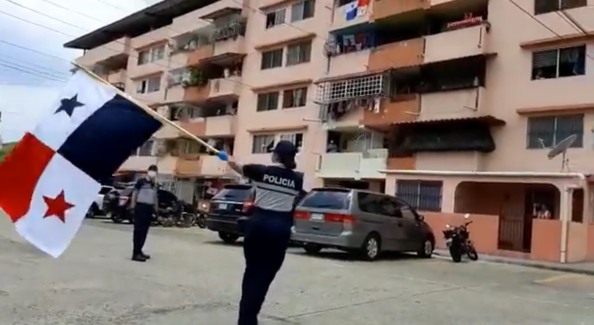 VIDEO: Policías panameños cantan canciones de Rubén Blades durante cuarentena
