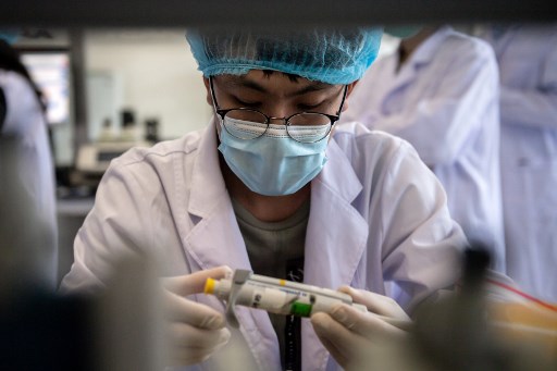 Laboratorio chino prueba en humanos una vacuna para la COVID-19