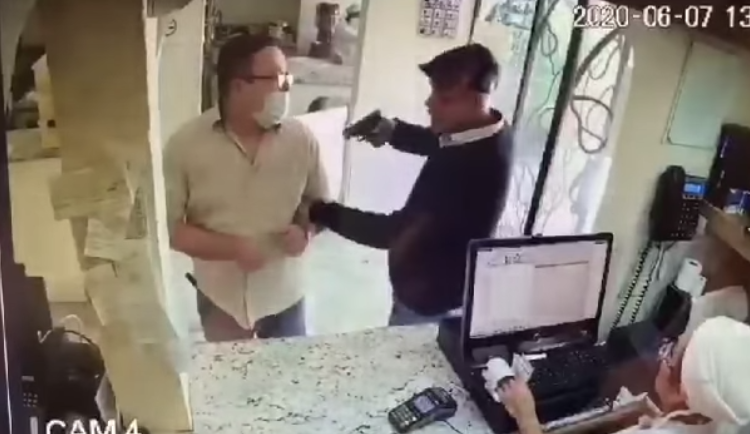 Cliente de pastelería fue asaltado mientras esperaba su pedido