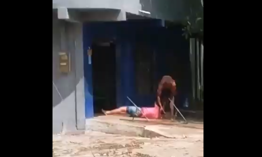 VIDEO | Hombre saca a mujer de vivienda, la arrastra y la golpea