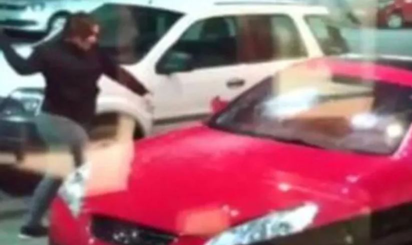 VIDEO | Mujer destroza auto de su ex al verlo estacionado en un hotel