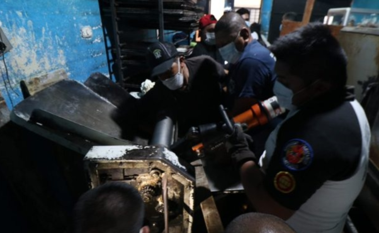 Bomberos auxilian a panadero a quien le quedó el brazo atrapado en maquinaria