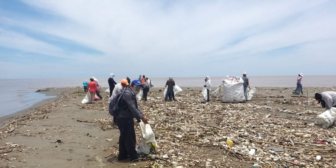 MARN retira toneladas de basura del río Motagua