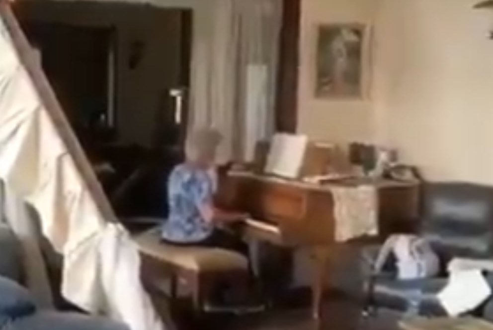 Abuelita toca el piano tras explosiones en Beirut