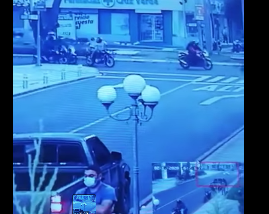 VIDEO. Conductor de vehículo arrolla a implicados en robo de moto en zona 14
