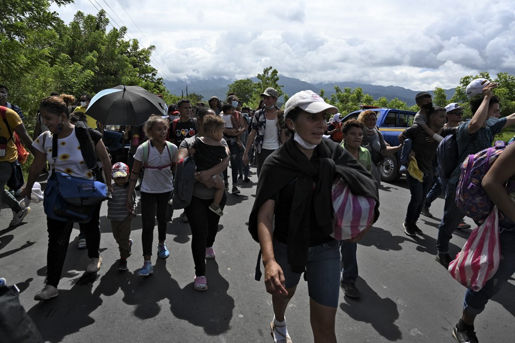 Caravana de migrantes hondureños ingresa a Guatemala.