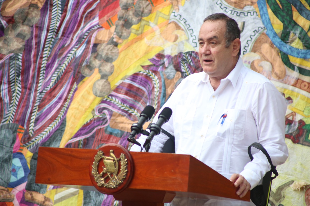 presidente Alejandro Giammattei en actividad por Día de los Santos