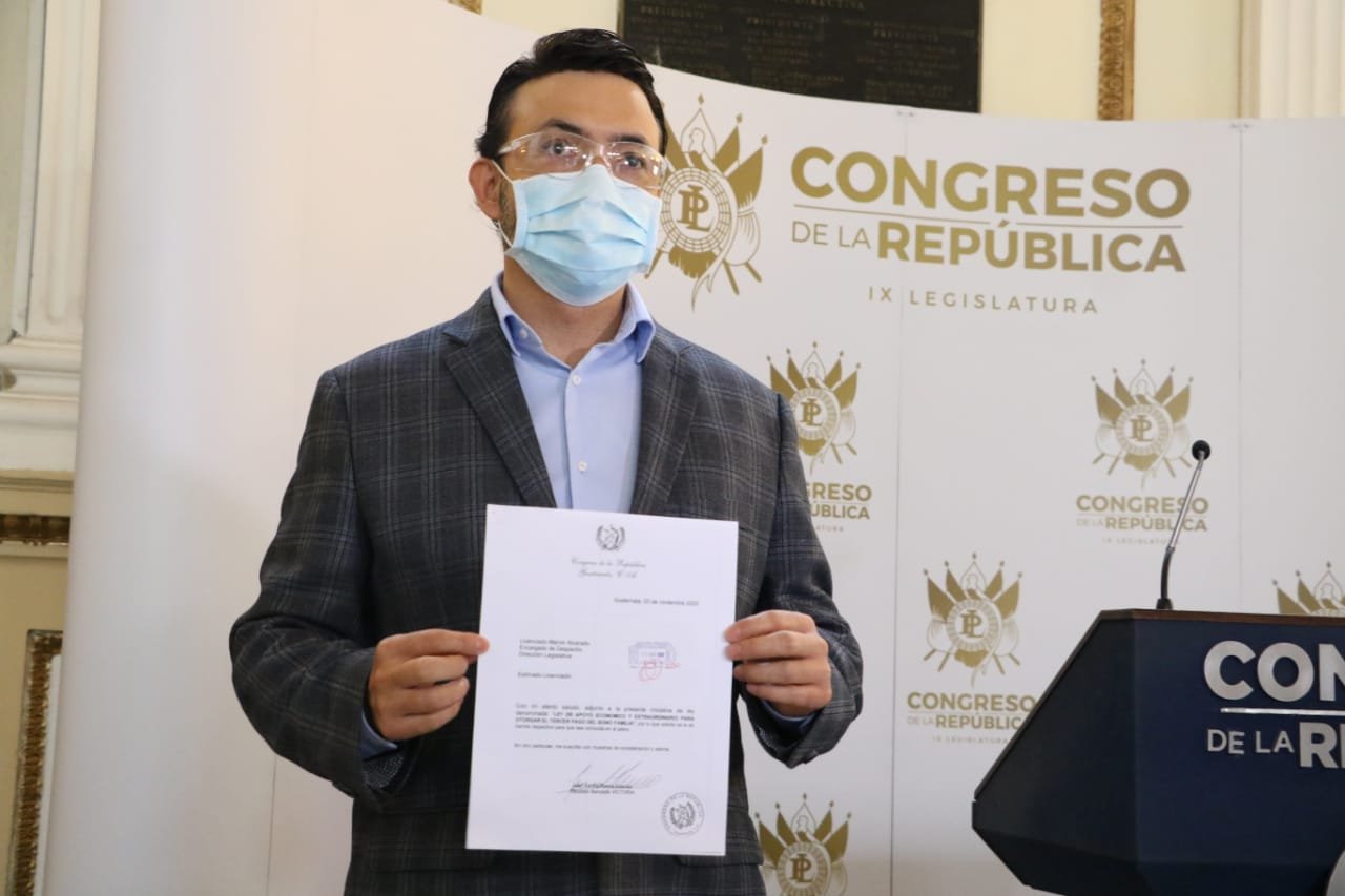 diputado Juan Carlos Rivera presenta iniciativa de ley por Bono FAmilia