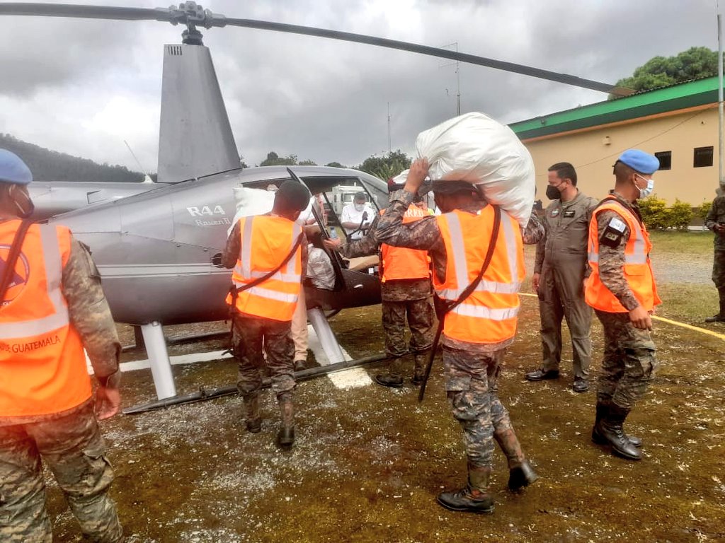 Ejército traslada ayuda humanitaria por Eta