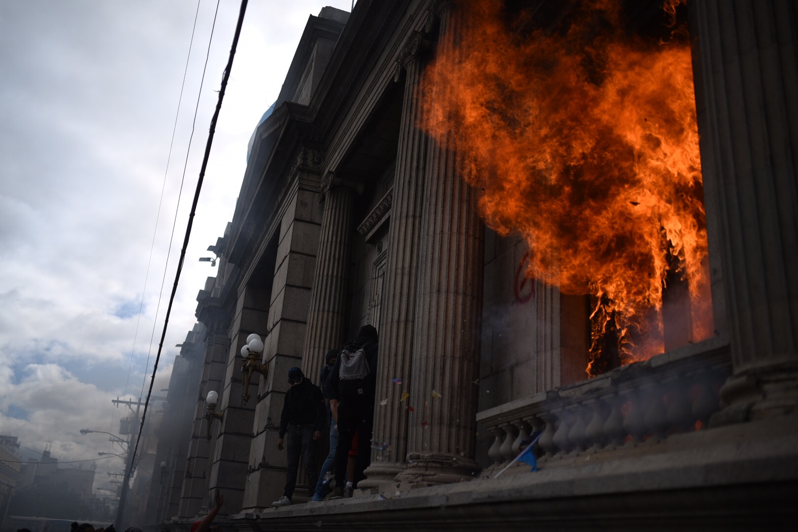 Manifestantes prenden fuego a sede del Congreso en manifestación contra el presupuesto.