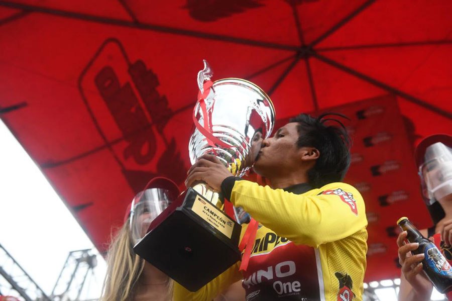 Mardoqueo Vásquez besa el trofeo